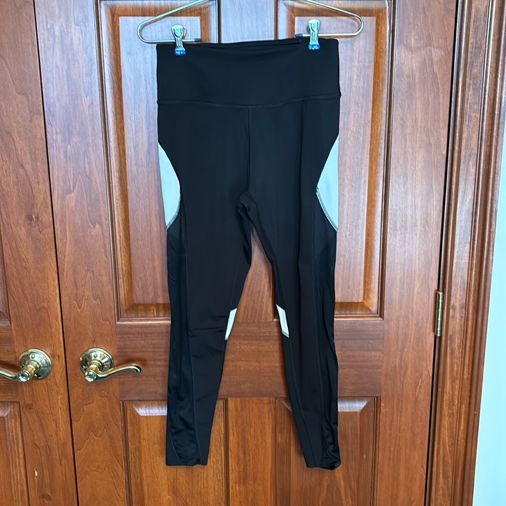 Queenieke & athletic black and white leggings size M